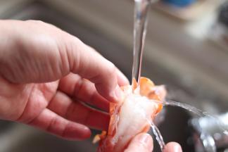虾用锋利的刀从背部划开，不要到底，取出虾肠洗干净，头部那里也冲洗干净。