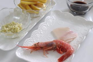 大蒜去皮，加入适量的盐，碾成蒜泥。柠檬用盐粒搓洗干净，切成薄片。