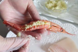 划开的虾背内放入蒜泥。