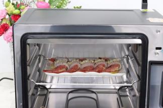 摆好虾的盘放到烤网上，放入烤箱中下层。