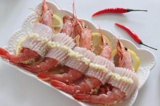 用切好的墨鱼条在虾的中间围一圈，撒一些蒜泥，也可以撒一些香草更有风味，或者小红绿辣椒点缀下。