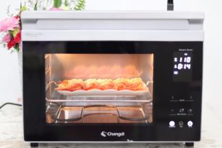 长帝ZTB32Q蒸烤二合一多功能烤箱，选择纯蒸模式，设定温度110度，时间15分钟，开始蒸制。