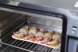 蒸制结束后，打开蒸箱门，戴好隔热手套取出。