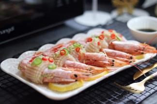 准备蘸汁，之前做好或者在蒸制过程中制作。用生抽，麻油、少量的醋调汁。这道菜是蘸汁吃的。