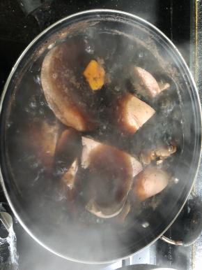 开大火煮开，并小火炖煮一段时间。