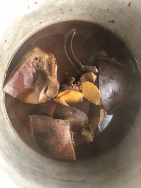 煮到可以用筷子很轻易就能戳穿猪肝就可以了，关火，不用把猪肝拿出来，就让猪肝泡在卤水里。