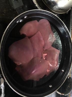 适量猪肝买回来之后清洗干净，放入锅里，倒入能淹过猪肝的清水。