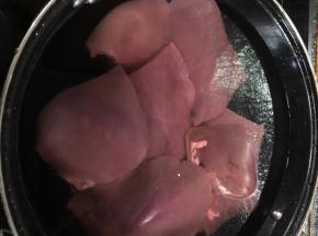 适量猪肝买回来之后清洗干净，放入锅里，倒入能淹过猪肝的清水。