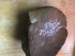 想吃的时候取出来切成片，倒点醋，切点香葱就可以了……