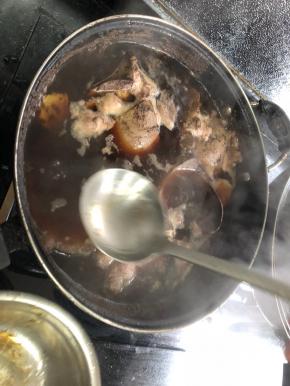 用勺子撇掉浮末……