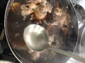 用勺子撇掉浮末……
