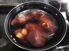 放入生姜，盐，酱油，八角茴香，香叶，白糖和料酒。
