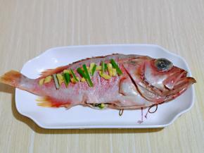 葱姜去皮切碎，放入红石斑鱼身上，肚子也放进去一些葱姜。