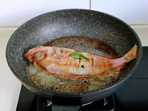 加入纯净水，没过鱼为佳。烧开转中小火炖20-25分钟左右。