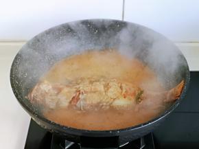 鱼熟后大火收汤。