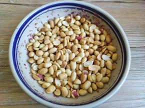 花生烤熟，去皮