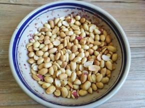 花生烤熟，去皮