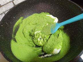 加入奶粉与抹茶粉