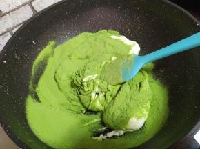 加入奶粉与抹茶粉