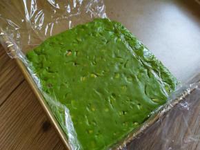 倒入烤盘，压平