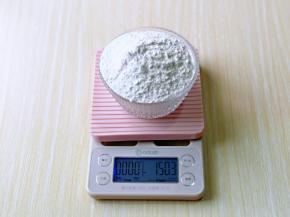 首先将白色面团的糯米粉称重。