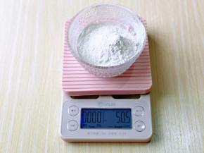 再称出红色面团的糯米粉。(粉色的用不了这么多，我还做了一其它的，可以把量减半)