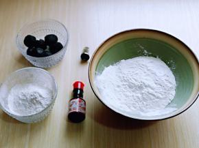 准备好食材。(我就地取材用了芝麻丸子，馅料可以按个人喜欢)