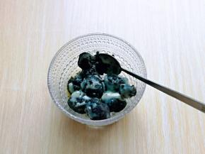 将芝麻丸子中加入炼乳，搅拌均匀。(可以根据个人口味增减炼乳的量)