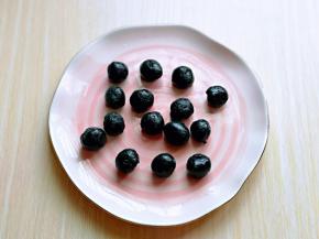 再搓出小圆球。(大小可以根据个人喜欢)