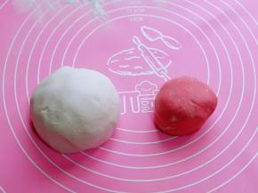 红色的面团中滴两滴红丝绒液，再揉均匀。