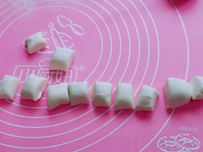 首先将白面团搓成长条，再切小块。