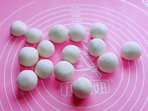 依次将面团包完，放旁边备用。