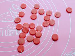 依次做好的圆形，鼻子和耳朵都用这个圆。