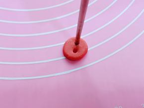 取一片圆形，用筷子扎出猪鼻孔。