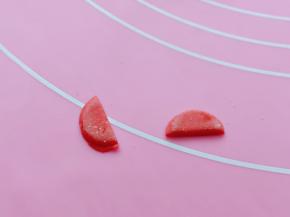 再取一片圆形，从中间切开，如图。