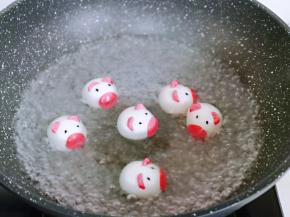 锅中加入纯净水，大火烧开，下去小猪芝麻汤圆，中小火煮汤圆，吃几个煮几个。