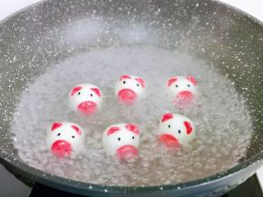 待汤圆漂浮在上面就可以关火。(设计是不是铲动一下汤圆，避免粘锅底)