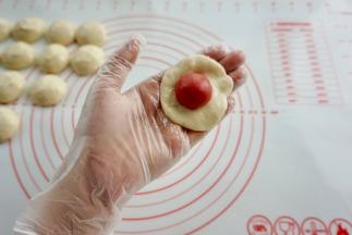 油皮压扁，把油酥放在油皮中间