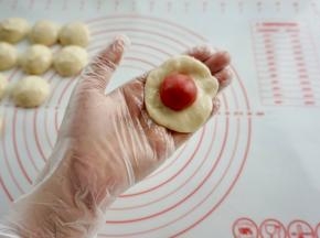 油皮压扁，把油酥放在油皮中间