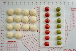 把油皮平均分成14份，揉成小球；两种颜色的油酥平均分成7份，揉成小球。