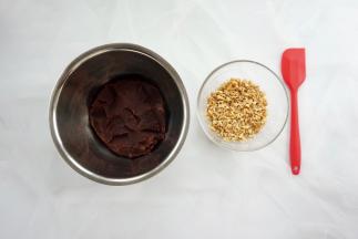 准备好红豆沙馅，核桃用擀面杖擀碎，擀成小块即可，不要太碎。