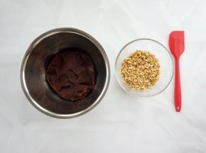 准备好红豆沙馅，核桃用擀面杖擀碎，擀成小块即可，不要太碎。