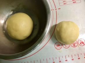 把（油酥）的所有食材混合均匀，揉成团，油皮面团先盖上保鲜膜醒面20分钟。