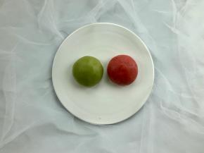 把（油酥）面团平均分成两份，分别揉进适量的草莓粉和麦青粉，揉至颜色均匀备用。