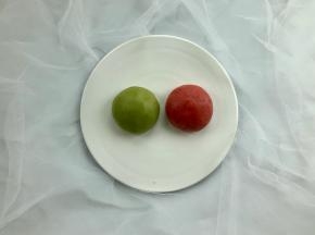 把（油酥）面团平均分成两份，分别揉进适量的草莓粉和麦青粉，揉至颜色均匀备用。