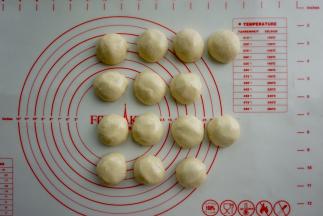 收口朝下放，把所有的油酥包好。