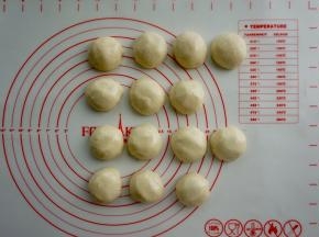 收口朝下放，把所有的油酥包好。