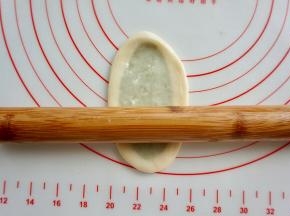 取一个面团，擀成牛舌状；