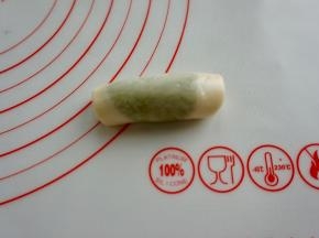 然后自下而上卷起，收口向下放。