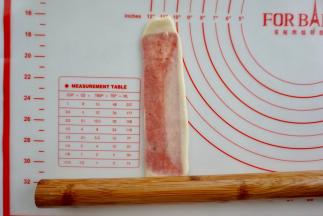 然后取一个面卷，收口向下，擀长；